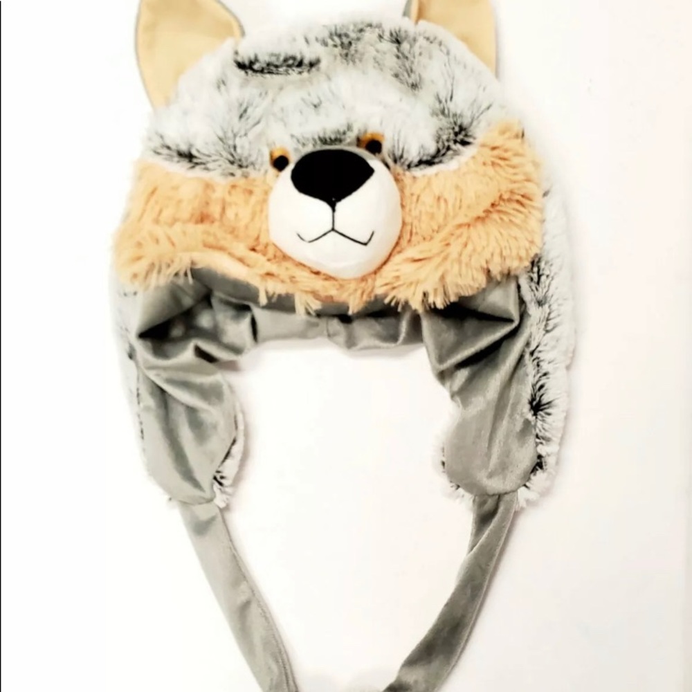 COZY ZONE – SHORT ARM WOLF ANIMAL HAT.